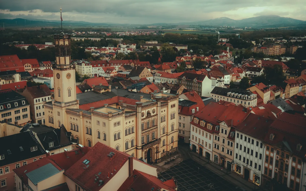 Jak różnią się rynki, ratusze i zabytki obu miast?
