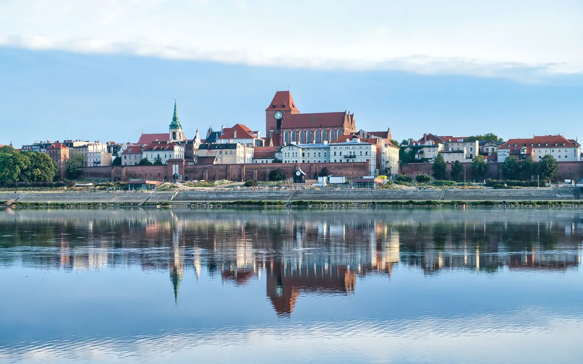 Jak wyglądało średniowieczne miasto - rynek, kościół, mury i bramy?