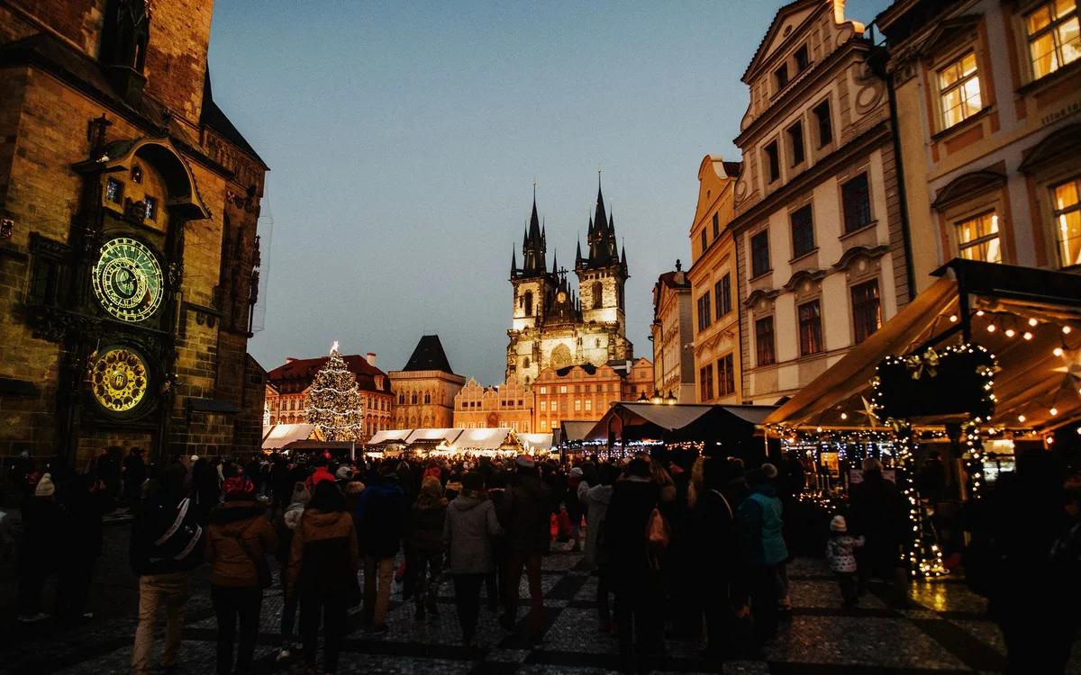 Jak sezon turystyczny i Święto Ceramiki wpływają na ceny i dostępność stolików?