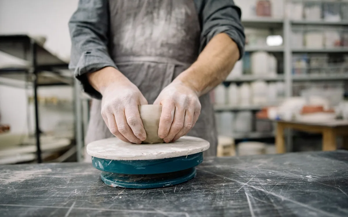 Dlaczego kamionka z Bolesławca zwykle dobrze znosi zmywanie?