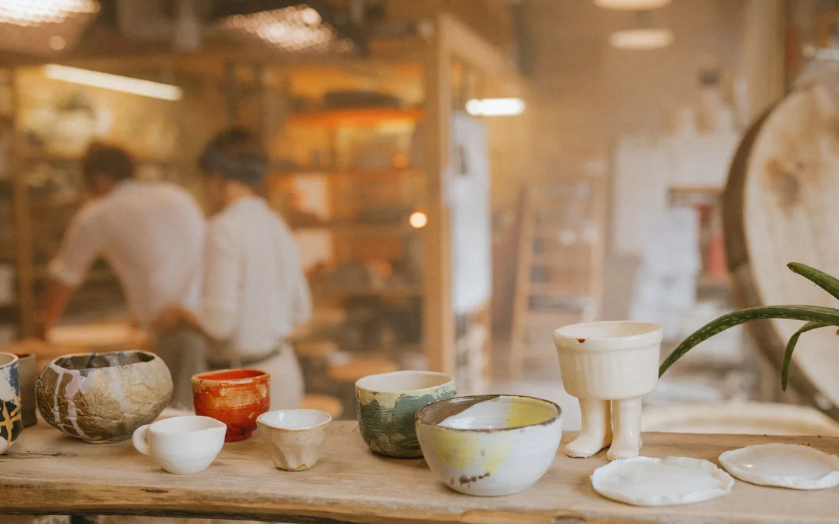 Jakie warsztaty ceramiczne w Bolesławcu sprawdzą się w deszczowy dzień?