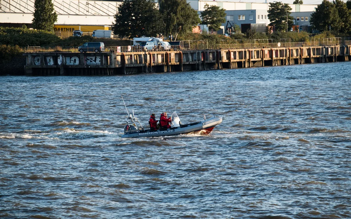Bezpieczeństwo nad rzeką - dzieci, pies, rower i wysoka woda