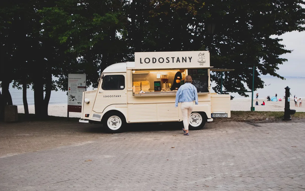 Food trucki w Bolesławcu vs restauracje - kiedy wybrać którą opcję?
