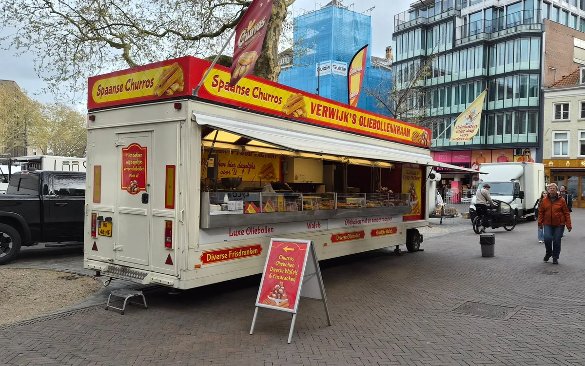 Food trucki i stragany z jedzeniem - co znajdziesz na placu?
