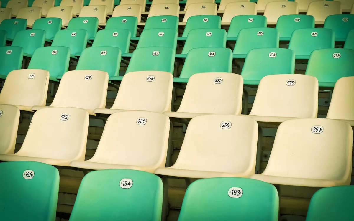 Ile miejsc mają trybuny hali sportowej w Bolesławcu?