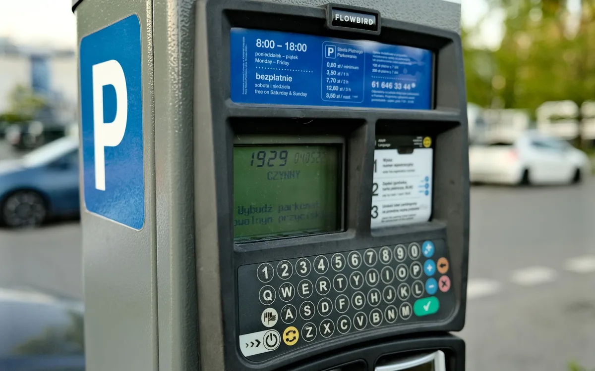 Jak sprawdzić lokalizację, parking i dojazd dla grupy?