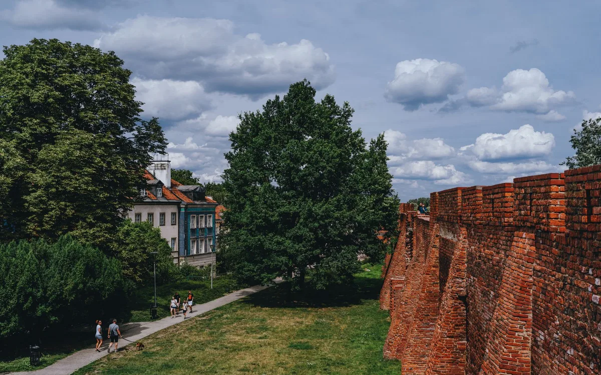 Mury Bolesławca na tle Dolnego Śląska